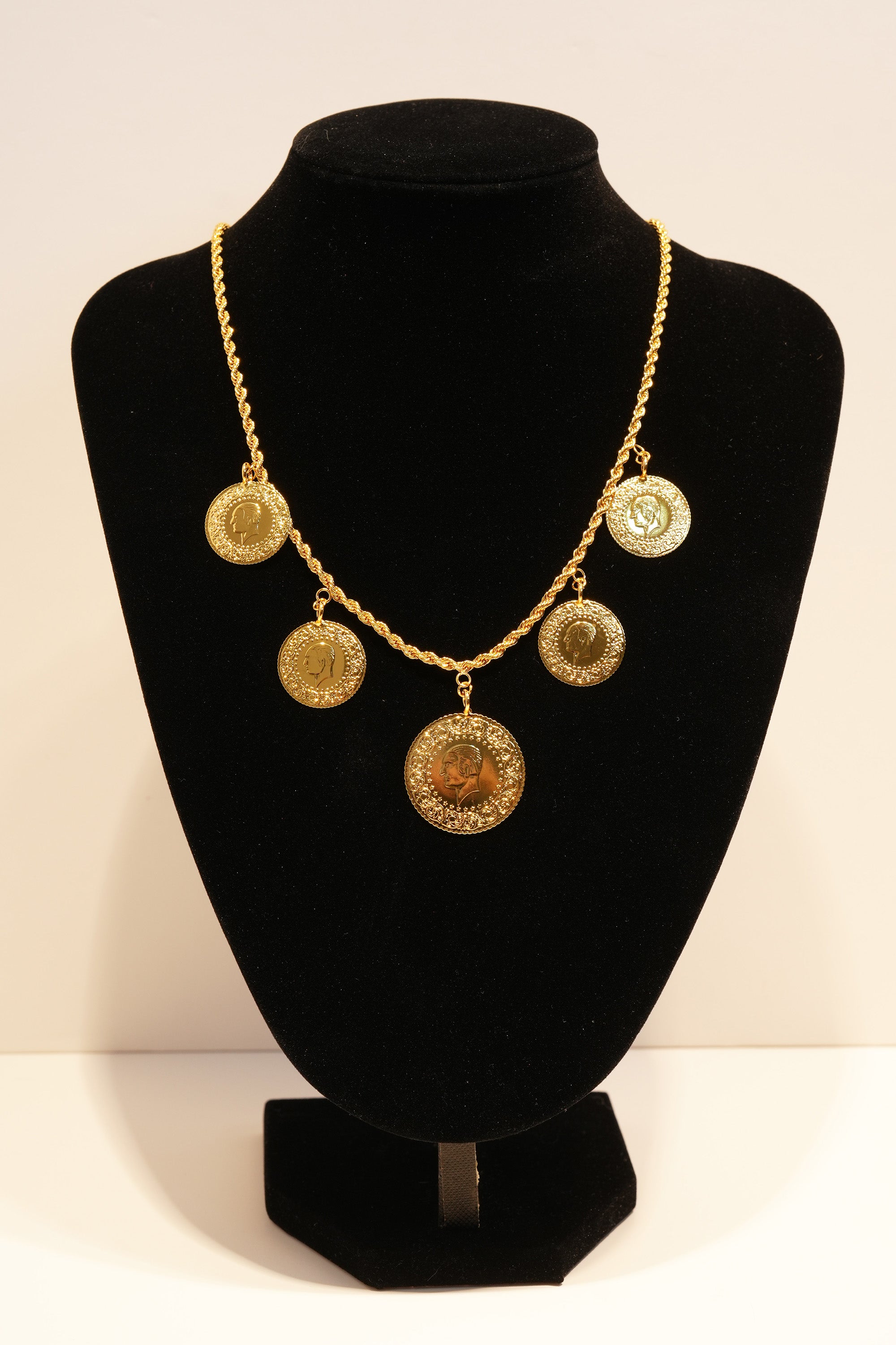 Beşi Bir Yerde 22K Altın Kaplama Kolye