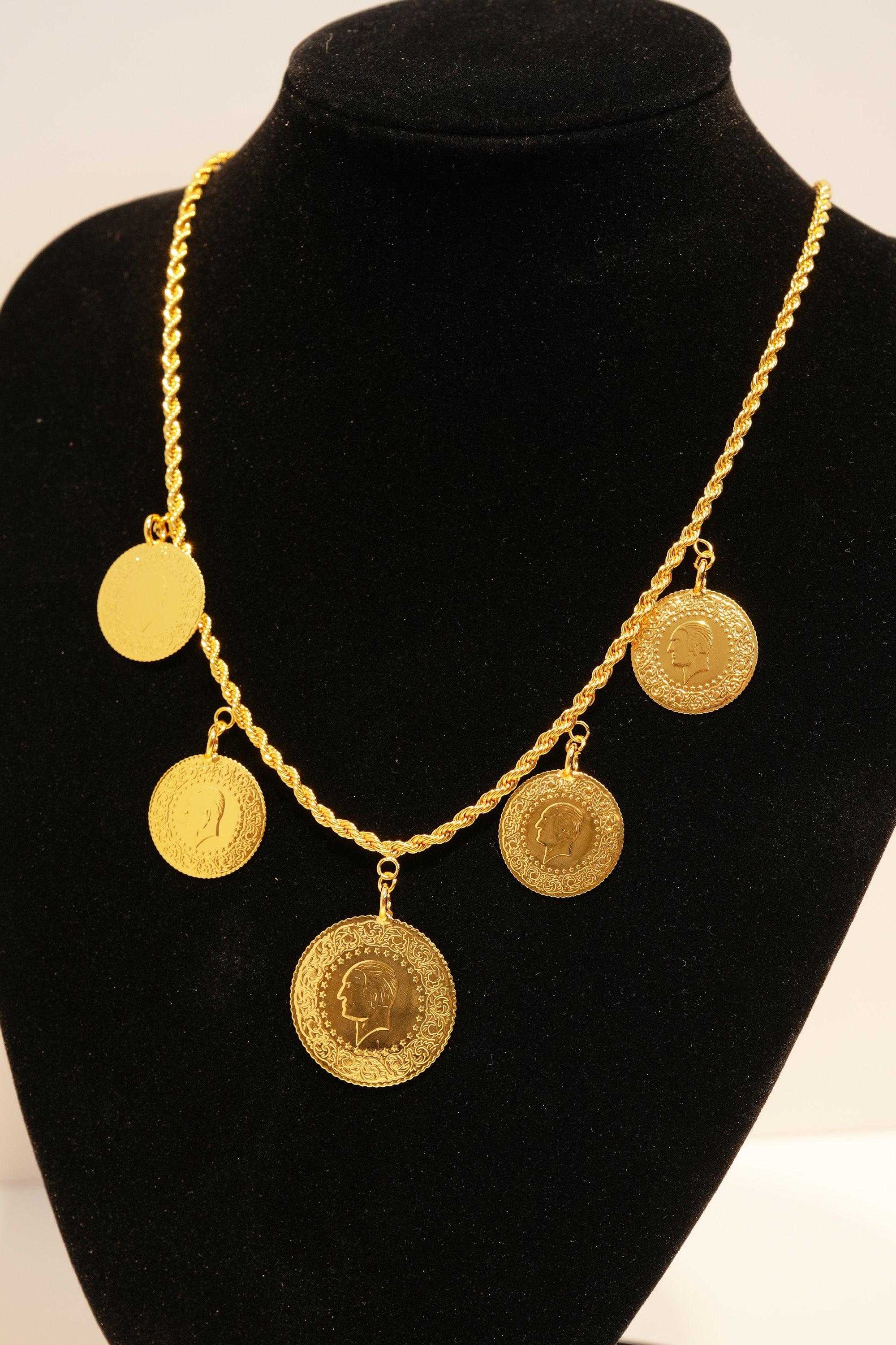 Beşi Bir Yerde 22K Altın Kaplama Kolye