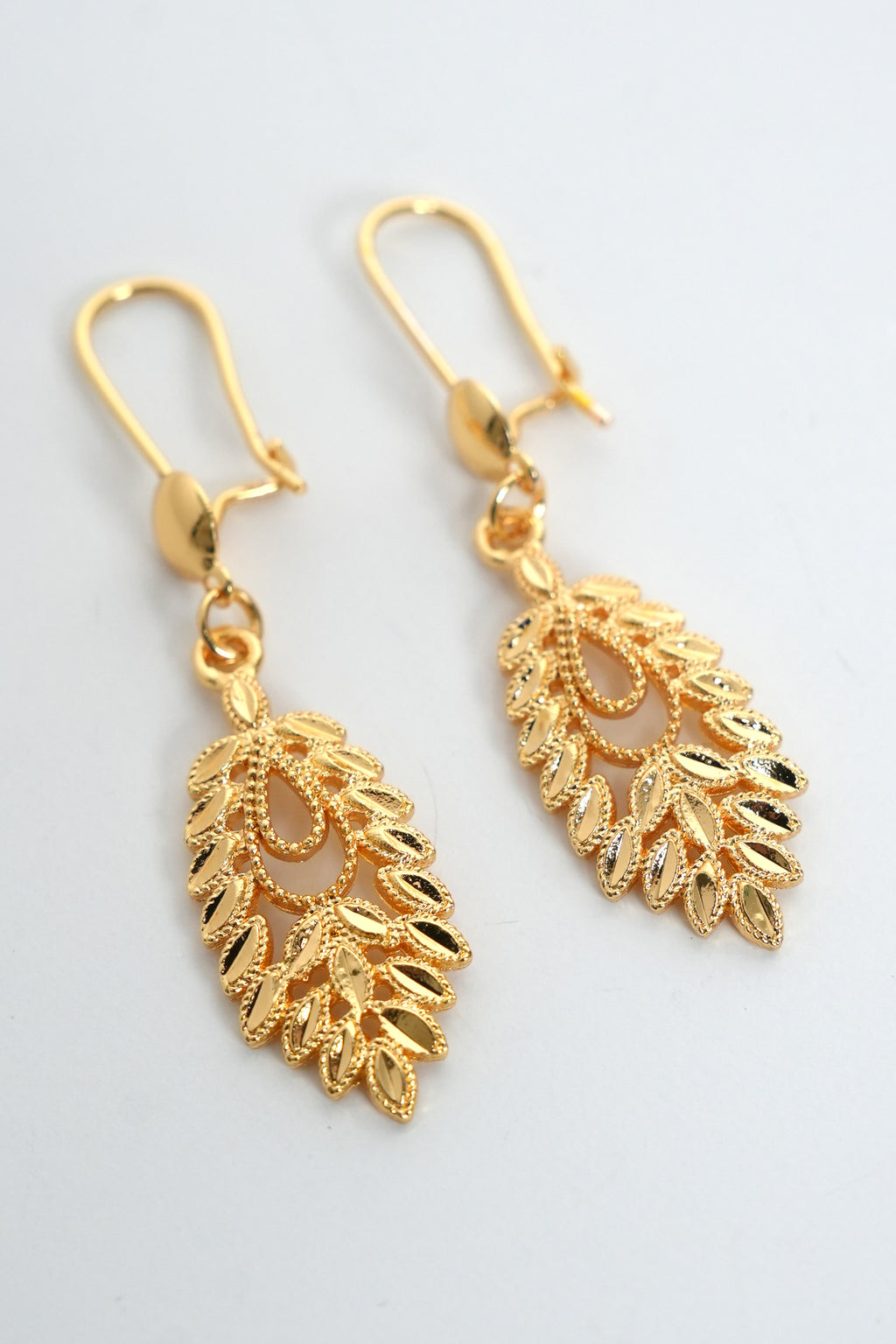 Altın Yaprak Işıltısı 22K Altın Kaplama Küpe